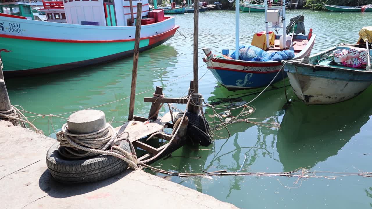 pescadores cargando suministros en su barco