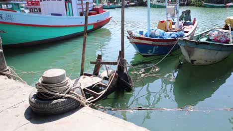pescadores cargando suministros en su barco