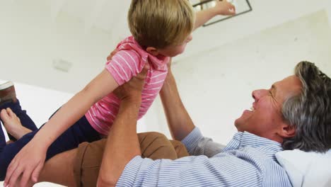 padre y hijo felices divirtiéndose en la sala de estar 4k