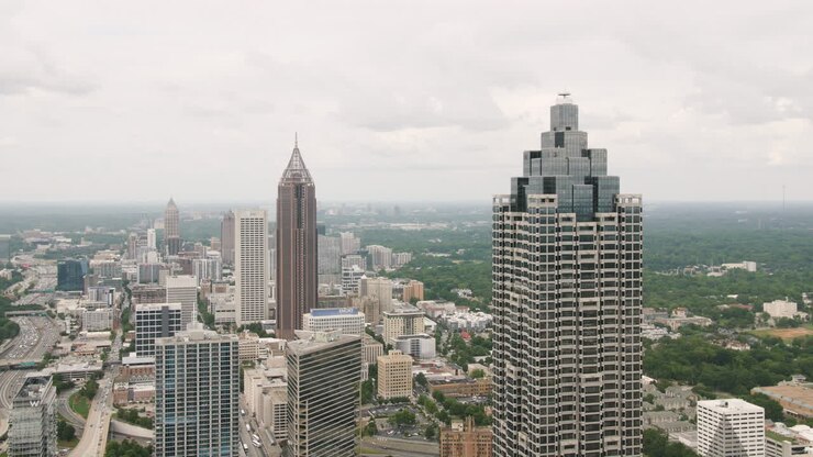 Timelapse 4k de Atlanta, focado principalmente no SunTrust Plaza e no Bank of America Plaza, também conhecido como o Edifício Lápis.