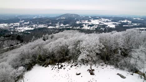 Luftaufnahme-Von-Boone,-North-Carolina,-Mit-Raureif,-Hartem-Raureif-Und-Raureif-Auf-Bäumen-In-Der-Nähe-Von-Wehendem-Felsen