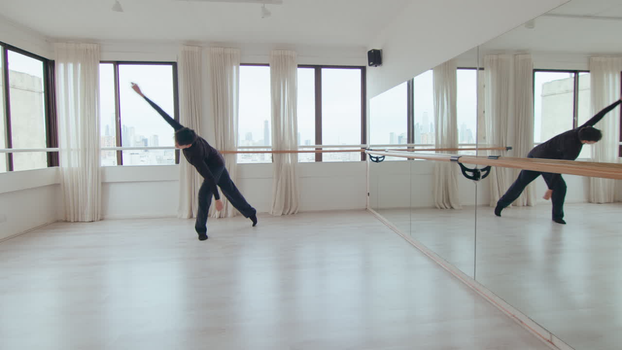 Ballerino che esegue una danza contemporanea espressiva durante le prove.