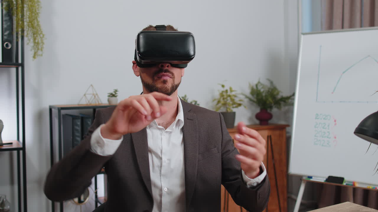 Uomo d'affari che lavora utilizzando la realtà virtuale tecnologia futuristica VR app casco casco in ufficio a casa