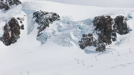 Esquiador-Esquiando-Cerca-De-La-Enorme-Grieta-De-La-Montaña-Del-Glaciar-En-La-Estación-De-Esquí-De-Zermatt,-Alpes-Suizos