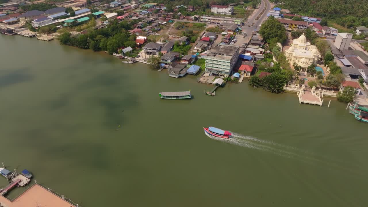Toma de dron de barco en el río Mae Klong a plena luz del día, Tailandia