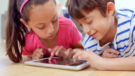 niños sonrientes jugando con la tableta