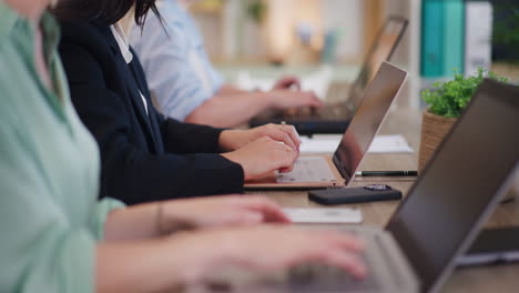 Nahaufnahme-Von-Firmenmitarbeitern,-Die-Auf-Laptops-Tippen