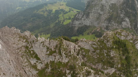 Un-Dron-En-órbita-Disparó-Acelerando-Para-Revalidar-Una-Cruz-En-La-Cumbre-En-Suiza