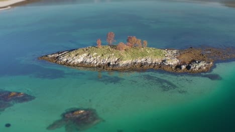 una pequeña isla en las aguas poco profundas del trongstraumen en senja
