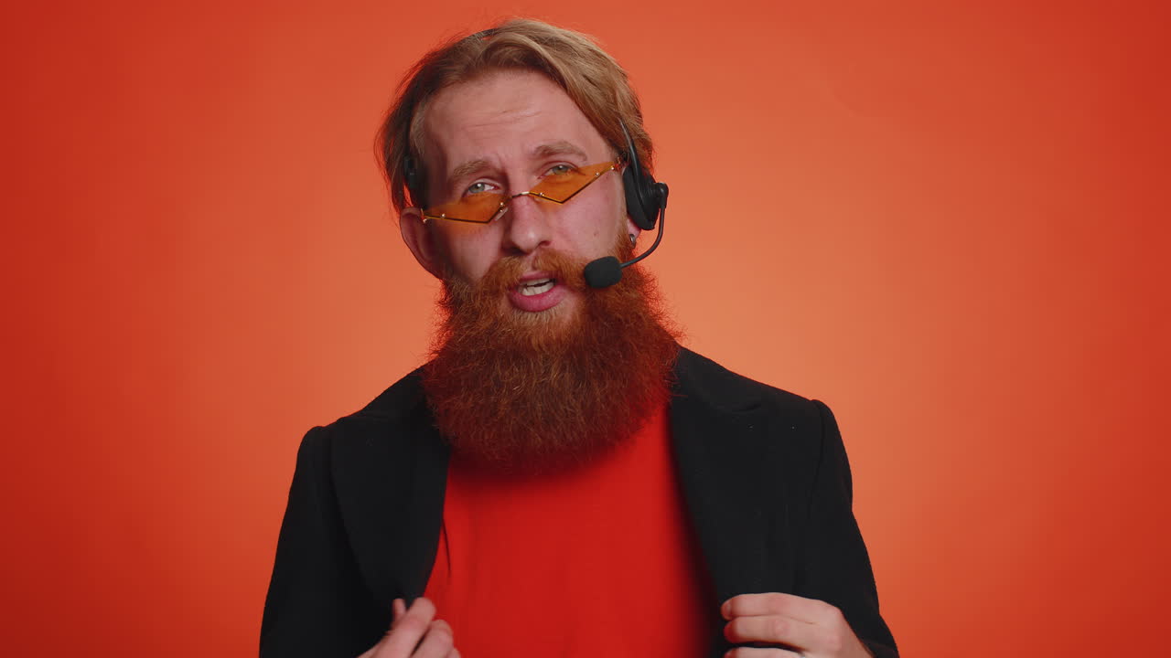 hombre trabajador independiente, centro de llamadas o operador de servicio de apoyo línea de ayuda, hablando con el cliente