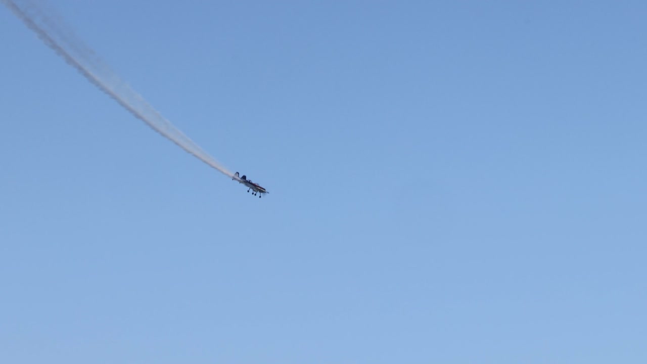 los aviones ejecutan maniobras aéreas coordinadas en un cielo despejado