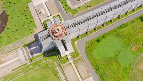 drone de arriba hacia abajo de un famoso edificio construido en forma de cruz a la luz del sol, órbita - faro a colon, república dominicana