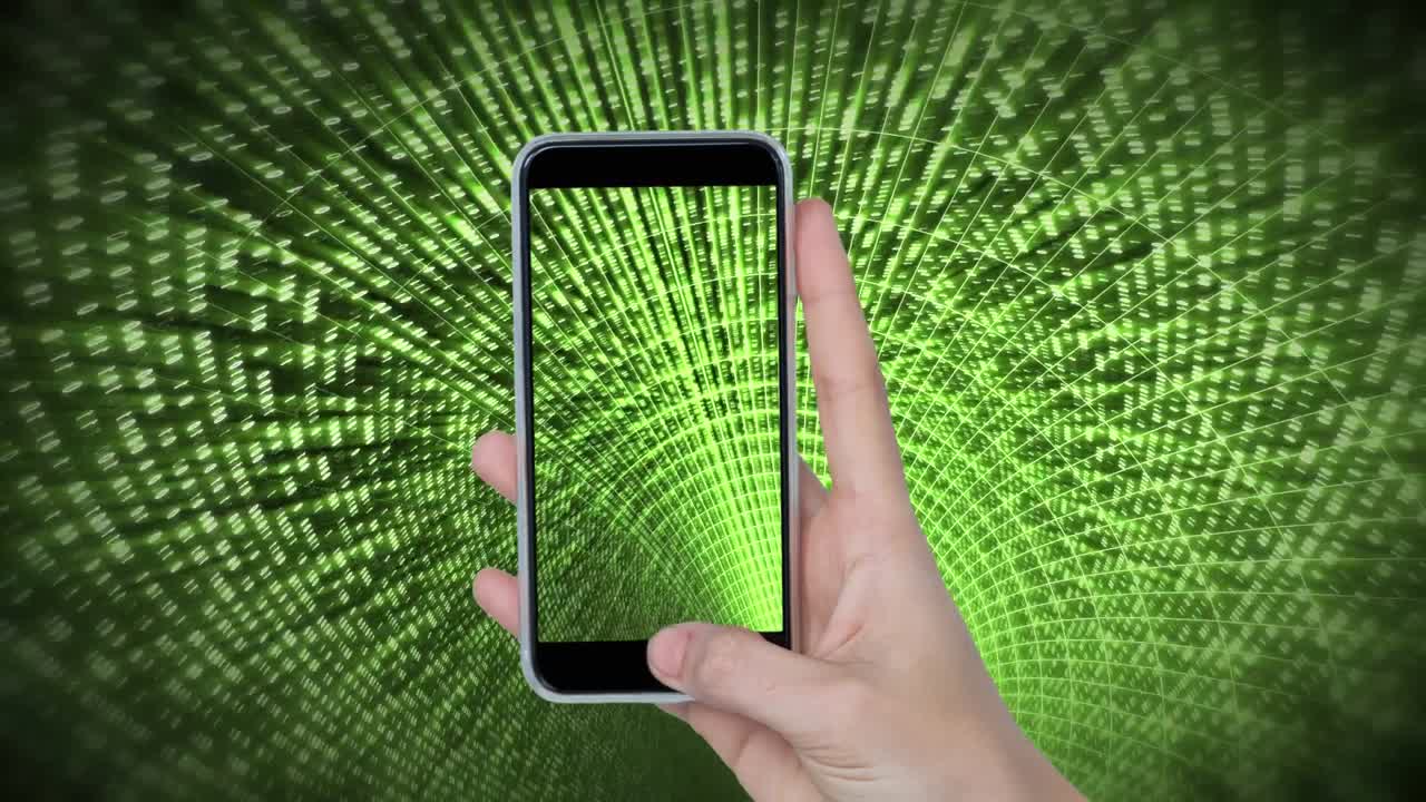mano con un teléfono móvil y códigos binarios