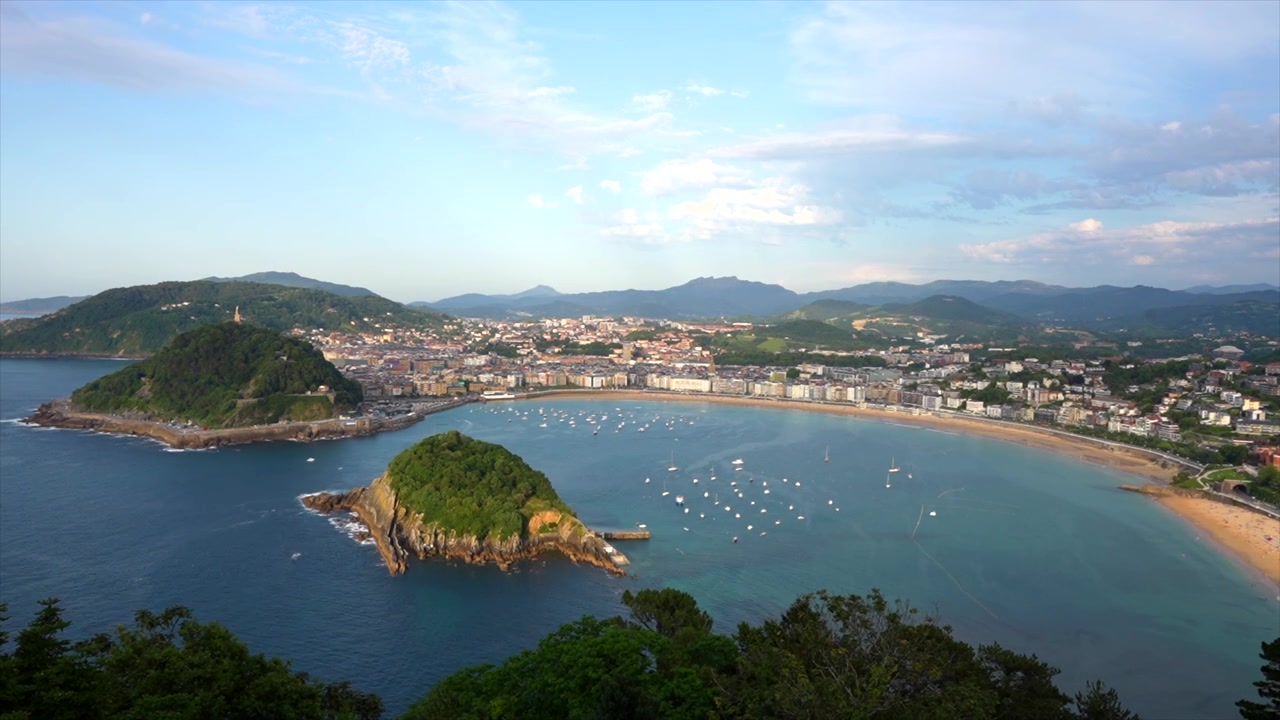 Vista aerea della spiaggia della Concha a San Sebastián, Spagna.