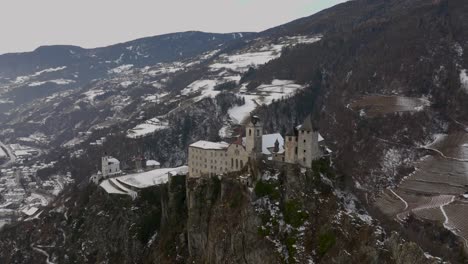 volar hacia el maravilloso monasterio de la sabia