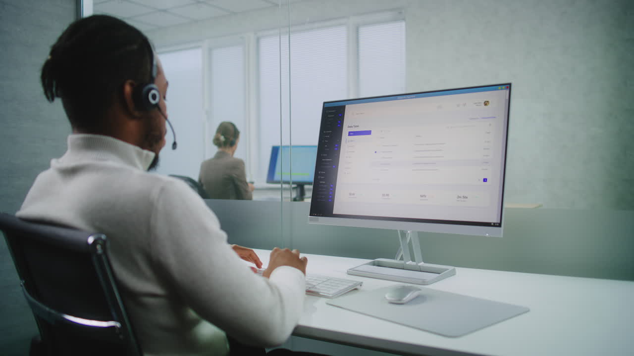 persona de negocios que trabaja en informática y análisis de datos en la oficina