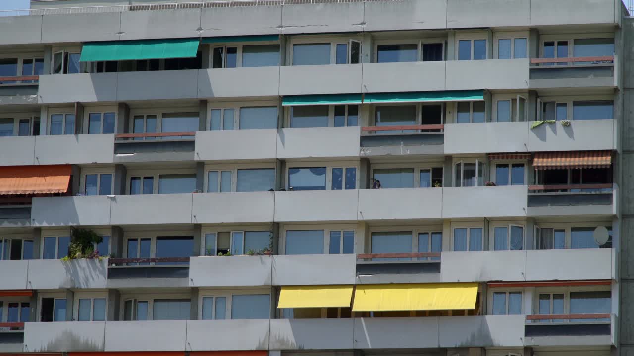 un edificio con toldos de colores en ginebra, suiza