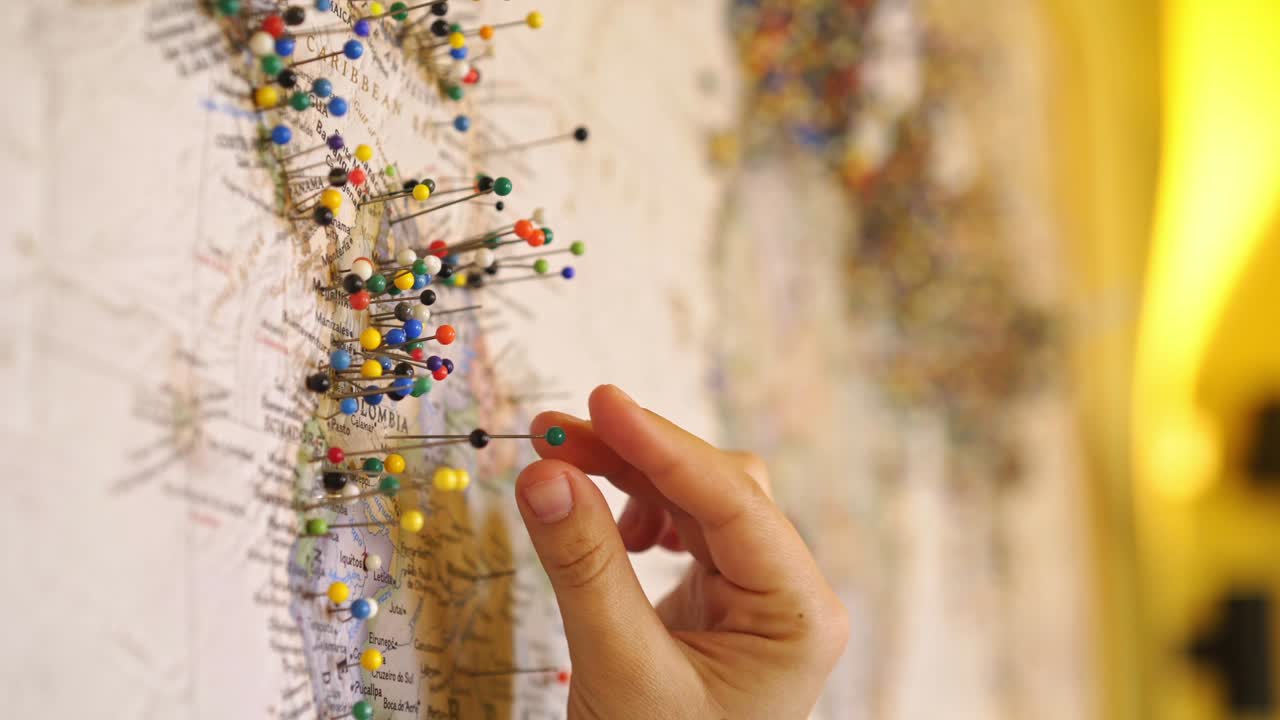 la chica recortada señala la ruta de viaje en el mapa del mundo