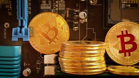 monedas de oro bit btc monedas en la placa base. bitcoin es una criptomoneda mundial y sistema de pago digital llamado la primera moneda digital descentralizada.