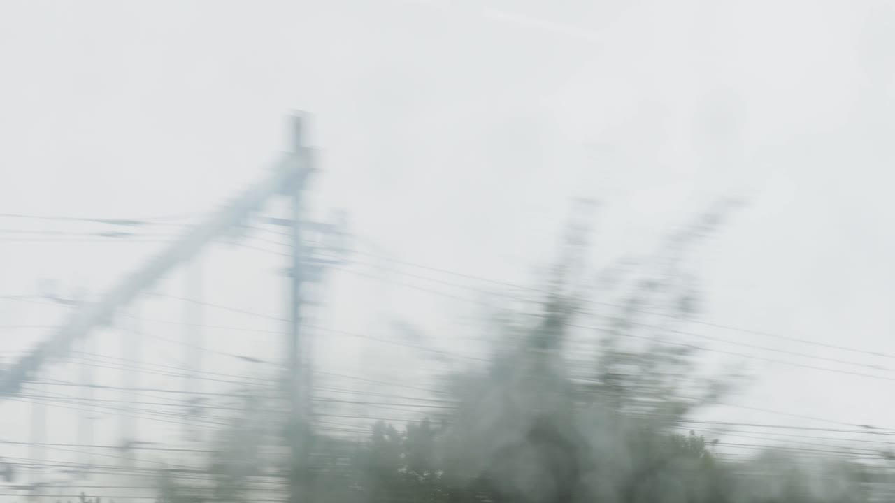 차 창문에서 비가 오는 날의 풍경