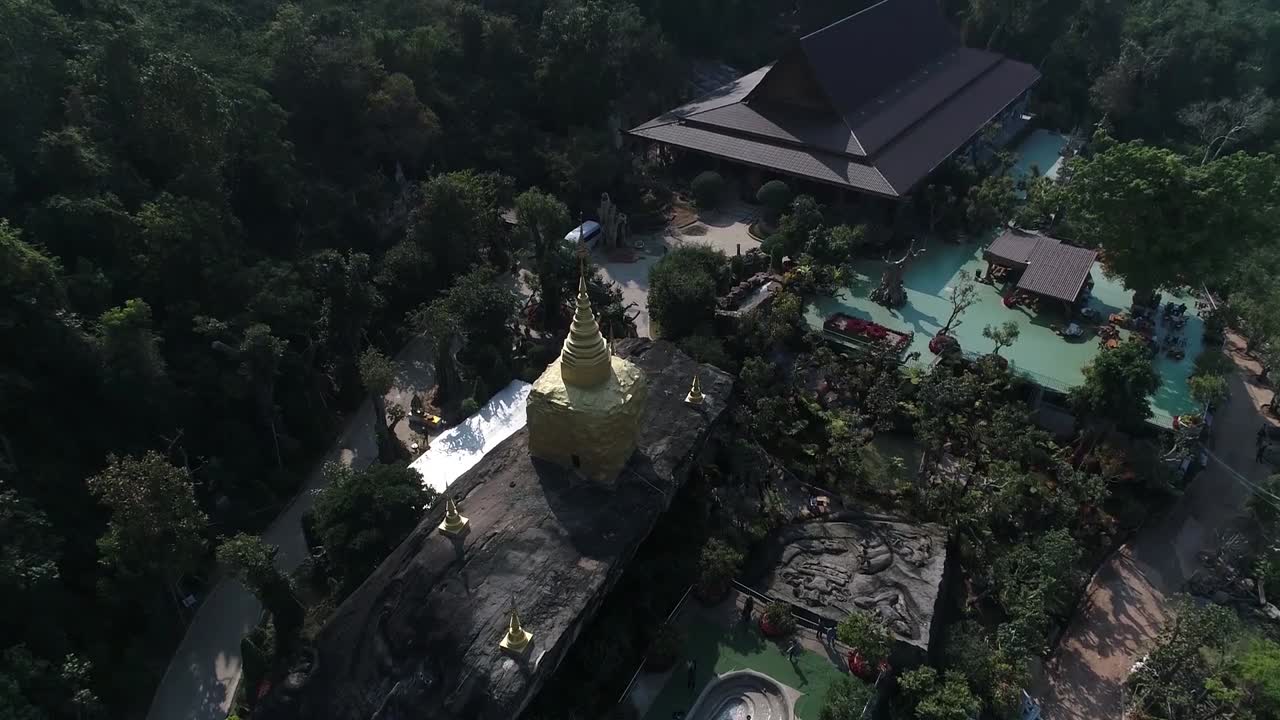 Riprese aeree di Wat Thum Pha Dan, l'Impronta del Buddha, l'attrazione turistica nella provincia di Sakonnakorn, Thailandia.