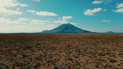 Magnífica-Imagen-Panorámica-Del-Volcán-Diamante-Y-Mendoza,-Que-Muestra-La-Impresionante-Belleza-De-Este-Paisaje-Volcánico-Con-El-Telón-De-Fondo-De-La-Región-Andina.