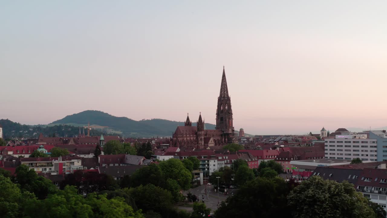 freiburg im breisgau city view iglesia blackforest alemania 4k toma aérea cinematográfica