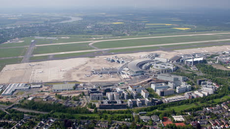 Hochauflösendes-Video-Vom-Internationalen-Flughafen-Düsseldorf,-Aufgenommen-Aus-Einem-Hubschrauber