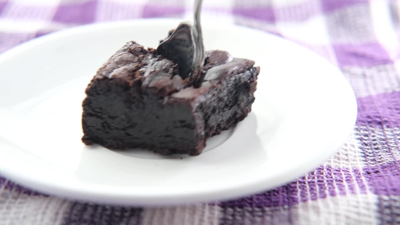 브라우니를 먹고 있다