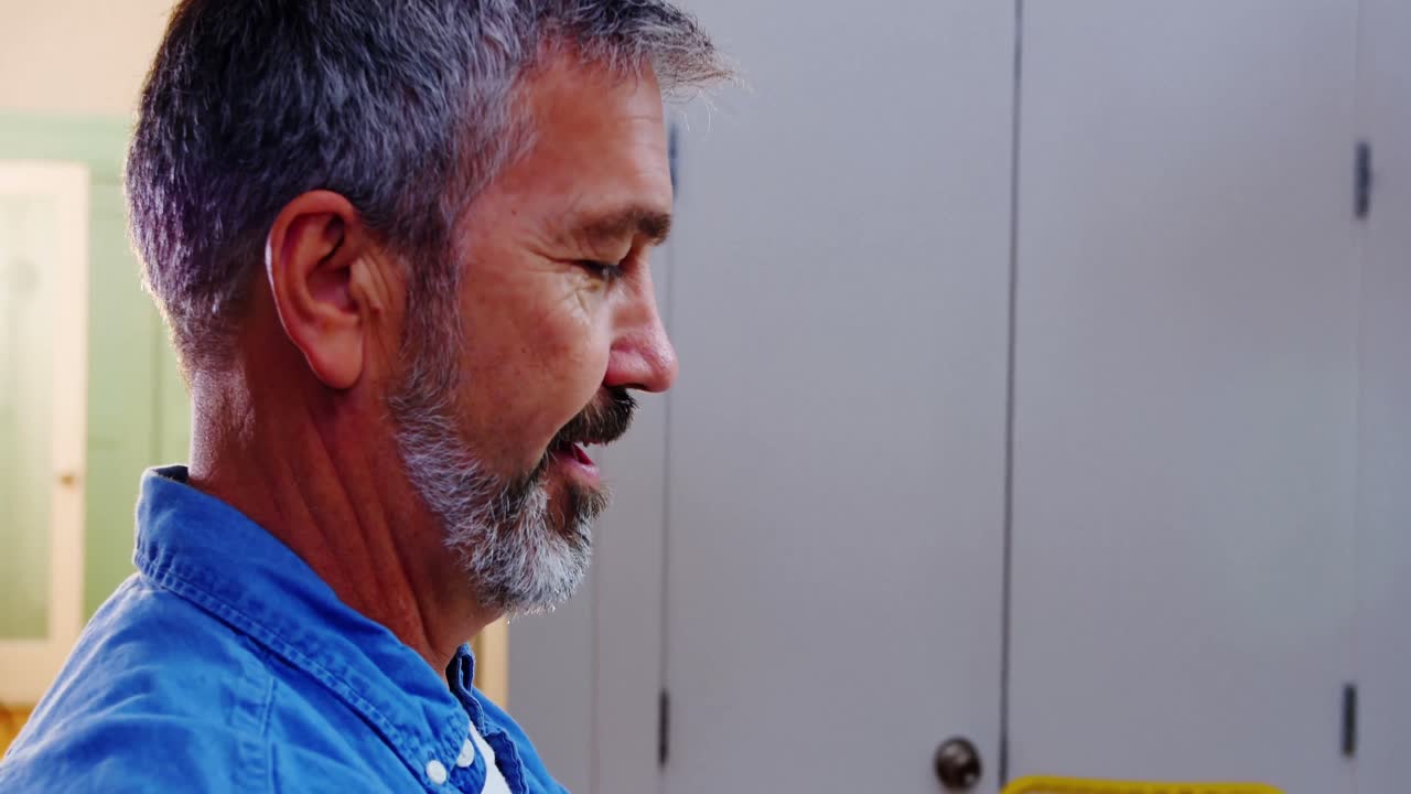 ejecutivo masculino trabajando en el escritorio