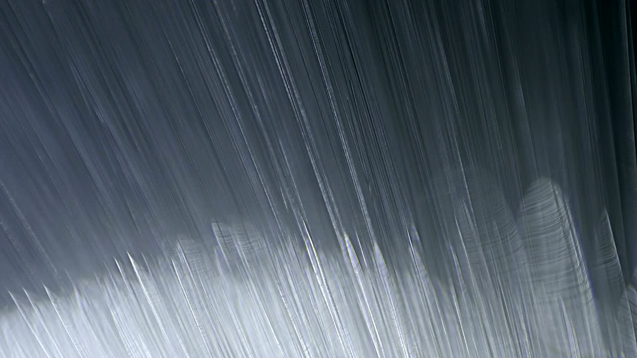 검은 바탕에 밝은 빛의 원천에서 렌즈에 다채로운 플레어