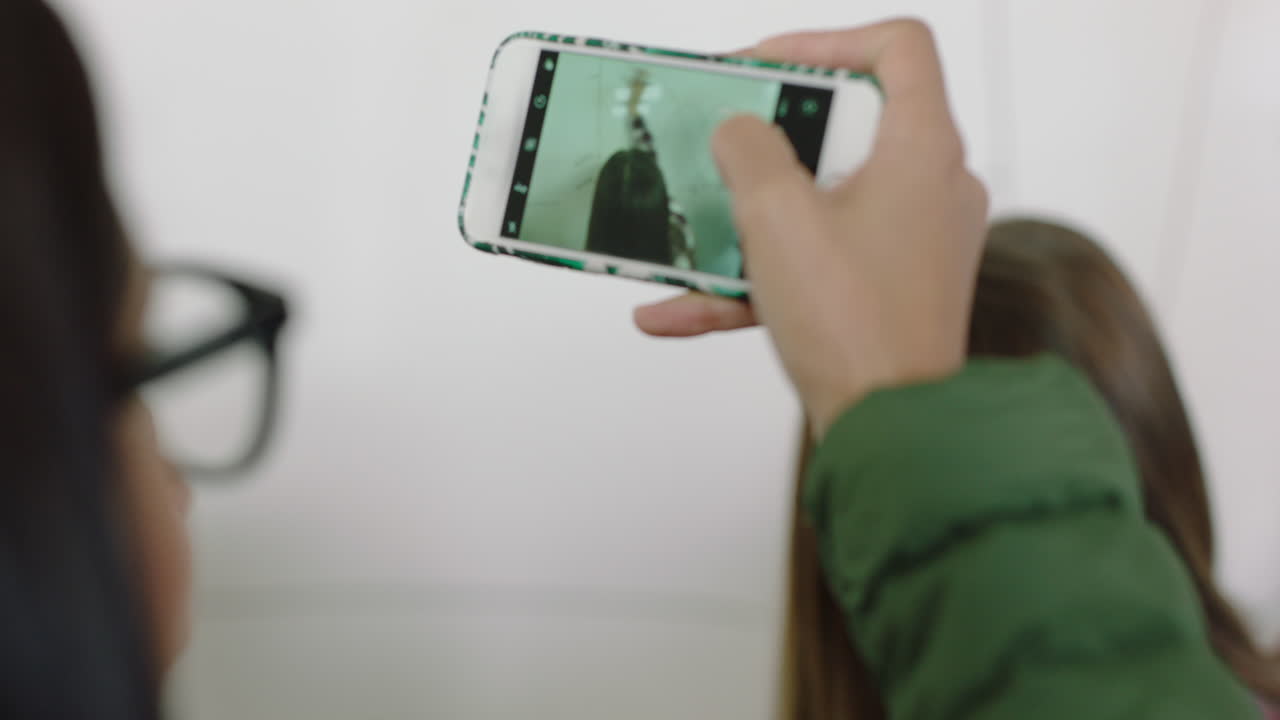 다양한 비즈니스 팀 브레인스토밍 화이트보드에 창의적인 아이디어를 작성 협력 시장 연구 데이터 프로젝트 다민족 사무실 회의에서 정보를 공유