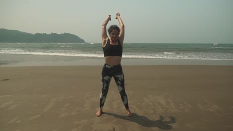 práctica de yoga plegable hacia adelante rápido bajo el sol de verano con los brazos ondeando por encima de la cabeza