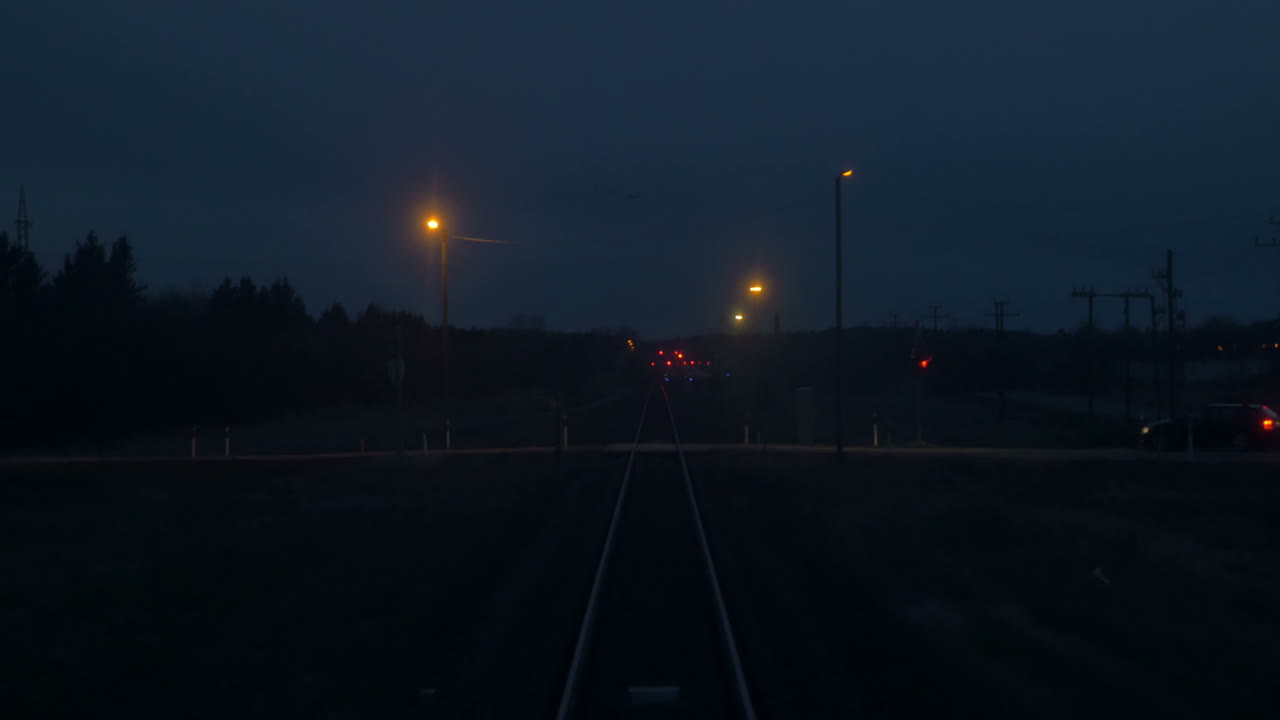 밤에는 철도를 따라 이동합니다.