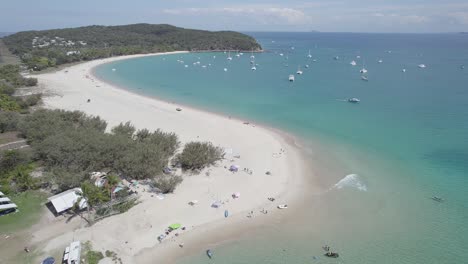 Volando-En-La-Isla-Great-Keppel-Y-Veleros-En-La-Bahía-De-Roslyn,-Costa-De-Capricornio,-Queensland,-Australia