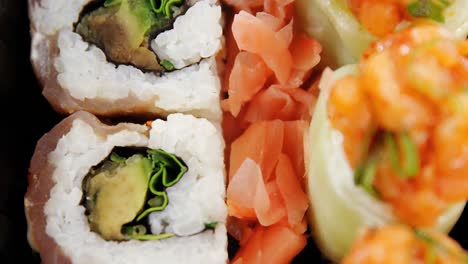 Tablett-Mit-Verschiedenen-Sushi