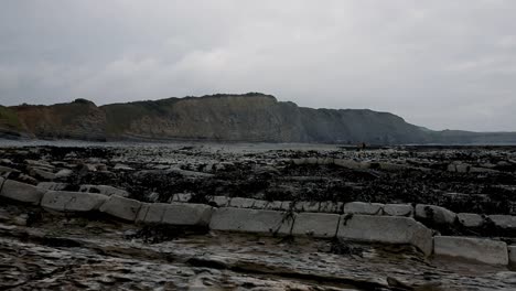 Stone-beach-in-South-of-England,-surrounded-by-cliffs