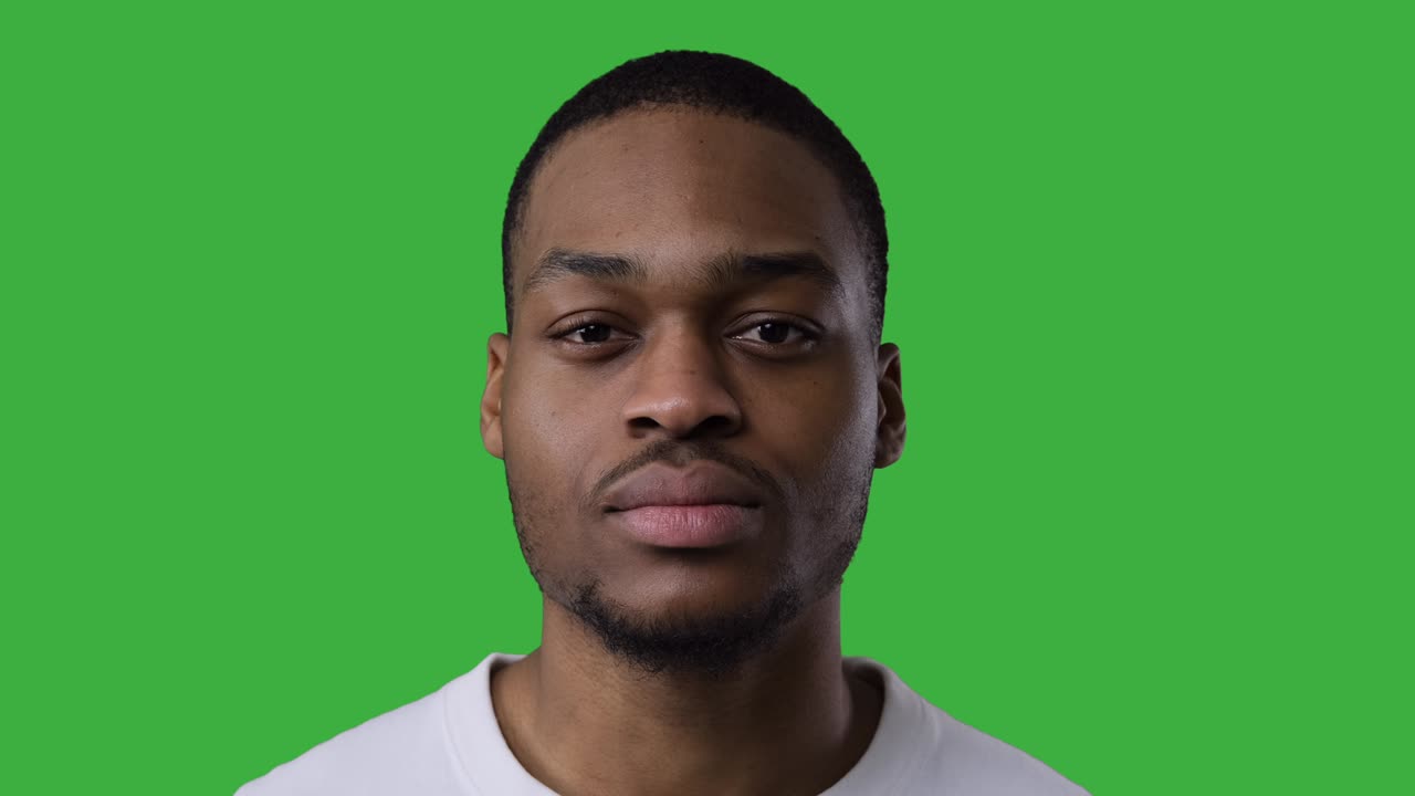 hombre serio sobre fondo verde