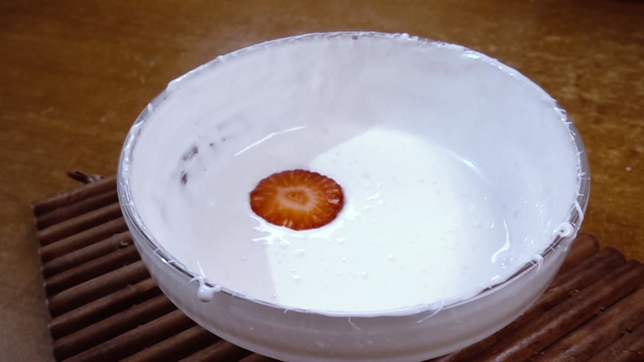 huevos batidos con azúcar y fresas usando un mezclador.