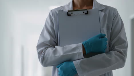 médico con un portapapeles