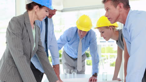 equipo de arquitectos trabajando juntos durante la reunión