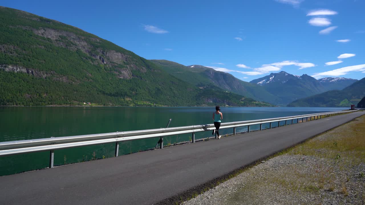 야외에서 조 ⁇ 을 하는 여자
