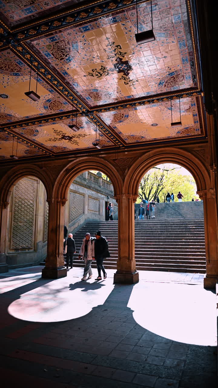 New York, USA, 2 agosto 2025: Soffitto decorato con piastrelle Minton nel passaggio della Bethesda Terrace. Inquadratura dal basso dello storico soffitto in piastrelle Minton e degli archi in pietra a Central Park, New York City