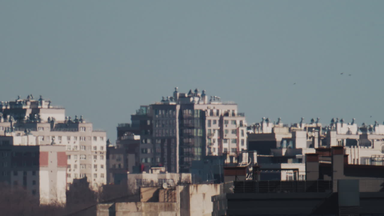 Skyline urbano con moderni edifici residenziali sotto un cielo sereno