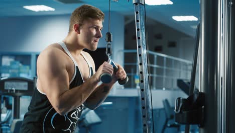 Ein-Junger-Mann-Trainiert-In-Einem-Fitnessstudio
