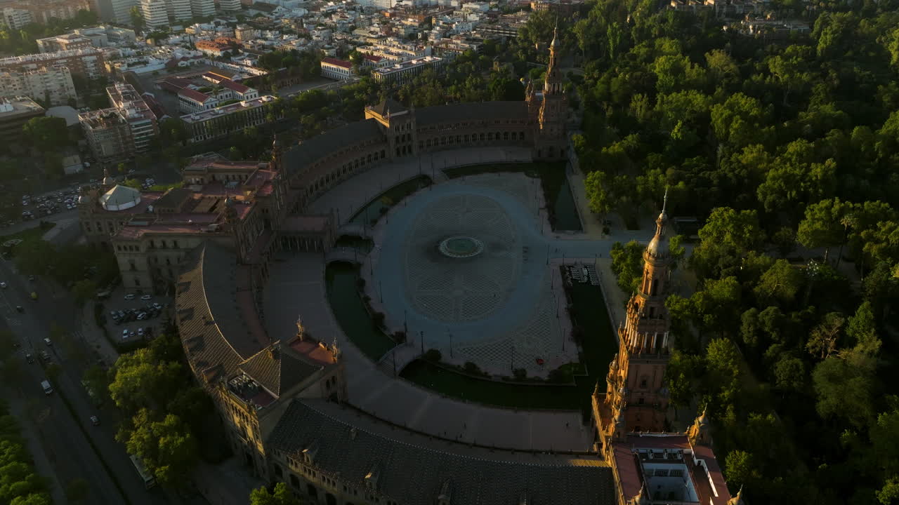 vista aérea de la plaza de españa, torres y pabellones al amanecer en sevilla, españa.