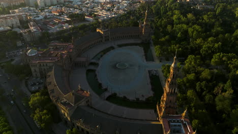 Luftaufnahme-Von-Plaza-De-España,-Türmen-Und-Pavillongebäuden-Bei-Sonnenaufgang-In-Sevilla,-Spanien