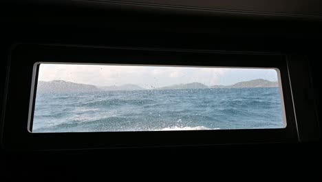 mirando por la ventana de un yate de vela monocasco de 50 pies de largo en las islas vírgenes británicas