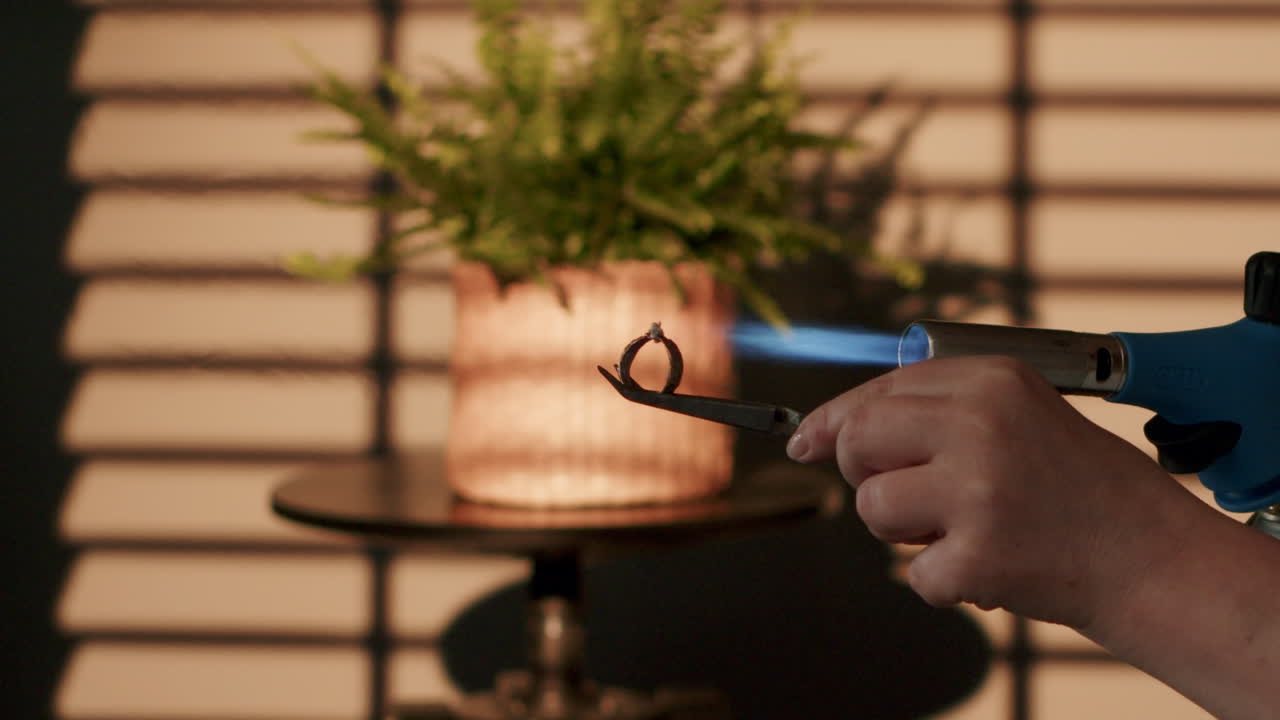 보석가 녹는 반지 불  ⁇ 불 클로즈업 워크 ⁇  불꽃 창문 그림자 식물 배경