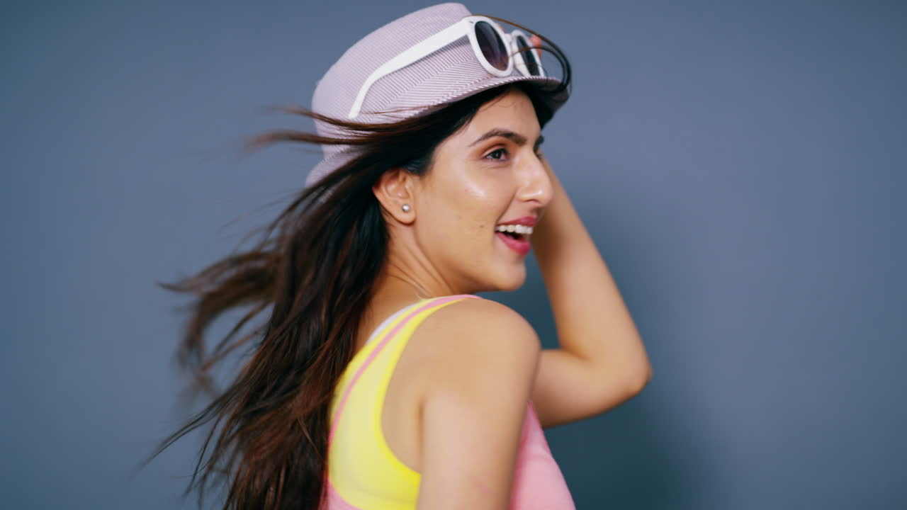 mujer con sombrero a rayas y gafas de sol